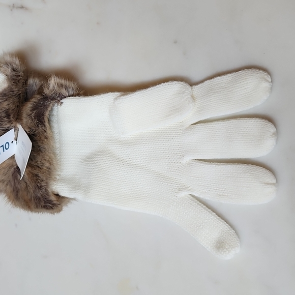 NWT Ivory colored sweater gloves with faux fur cuffs. One size fits most - Picture 7 of 7